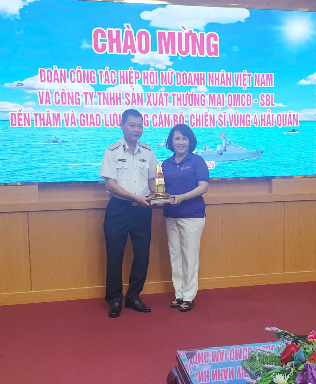 Chuẩn Đô đốc Nguyễn Anh Tuấn, Tư lệnh Vùng 4 Hải quân trao tặng quà lưu niệm cho đại diện VAWE, bà Đồng Thị Ánh, Phó Chủ tịch VAWE