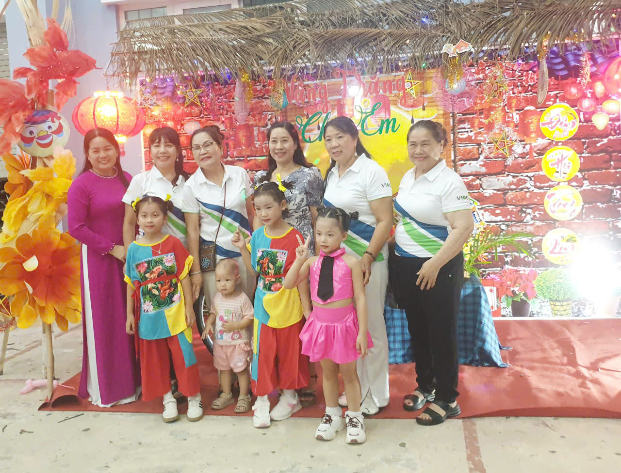 Hội Doanh nhân Nữ tỉnh Khánh Hòa và Hội LHPN tỉnh Khánh Hòa lưu kỷ niệm cùng Vần Trăng cho em, Vùng 4 Hải quân
