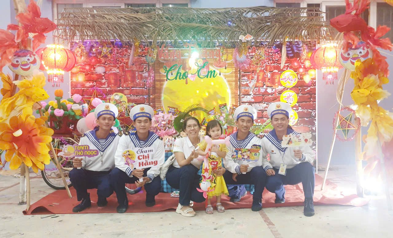 Các chú bộ đội Hải quân chung vui cùng Vầng Trăng của em