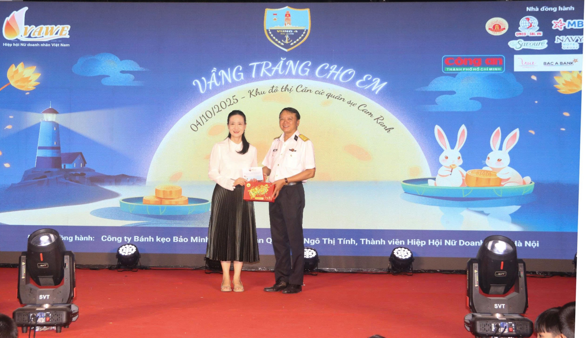 Bà Nguyễn Quỳnh Nga, Phó Chủ tịch Ủy ban MTTQ Việt Nam tỉnh, Chủ tịch Hội LHPN tỉnh Khánh Hòa đại diện trao tặng quà cho Chuẩn Đô đốc Nguyễn Anh Tuấn, Tư lệnh Vùng 4 Hải quân
