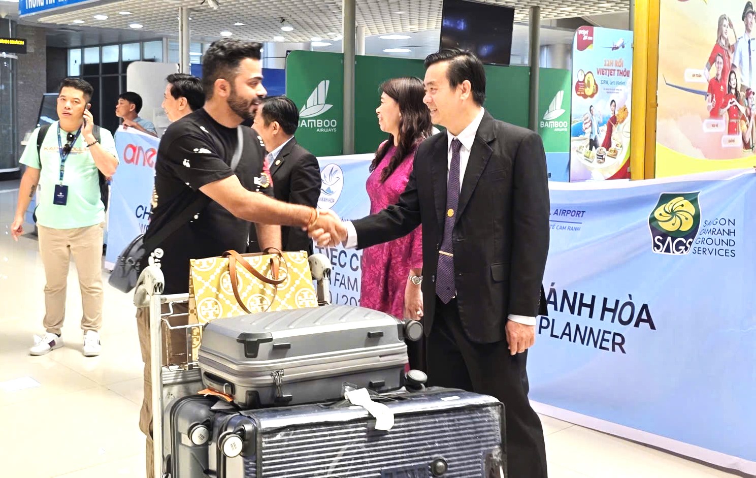 Đại diện Trung tâm Xúc tiến Đầu tư, Thương mại và Du lịch Khánh Hòa chào đón trọng thị du khách