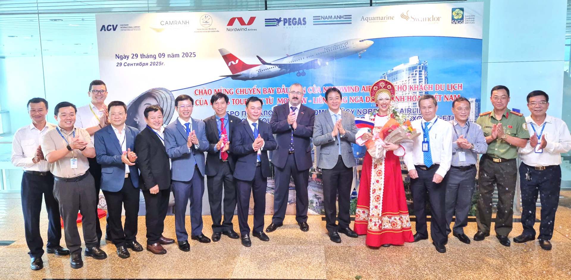 Lễ đón tiếp trọng thị chuyến bay mang số hiệu RA73850 của Hãng hàng không quốc tế Nordwind thuộc Tập đoàn Pegas Touristik bay thẳng từ Nga