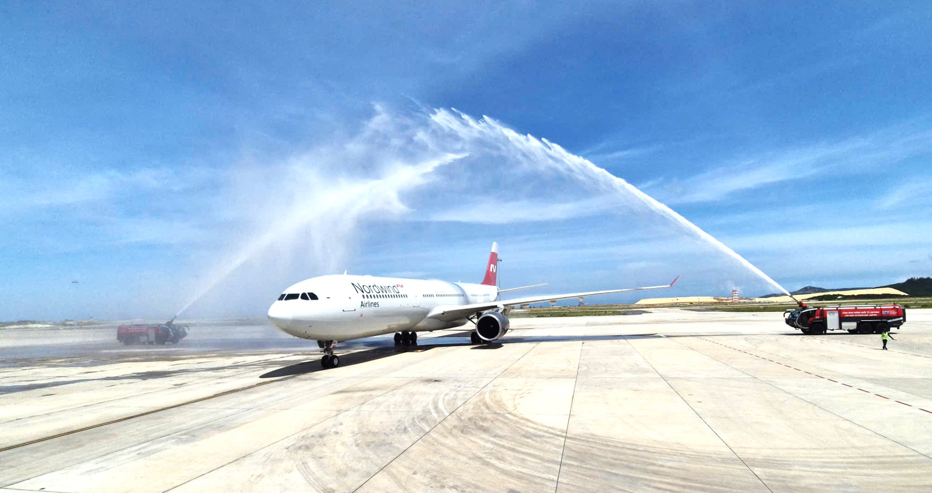 Phun vòi nghênh đón chuyến bay mang số hiệu RA73850 của Hãng hàng không quốc tế Nordwind thuộc Tập đoàn Pegas Touristik bay thẳng từ Nga