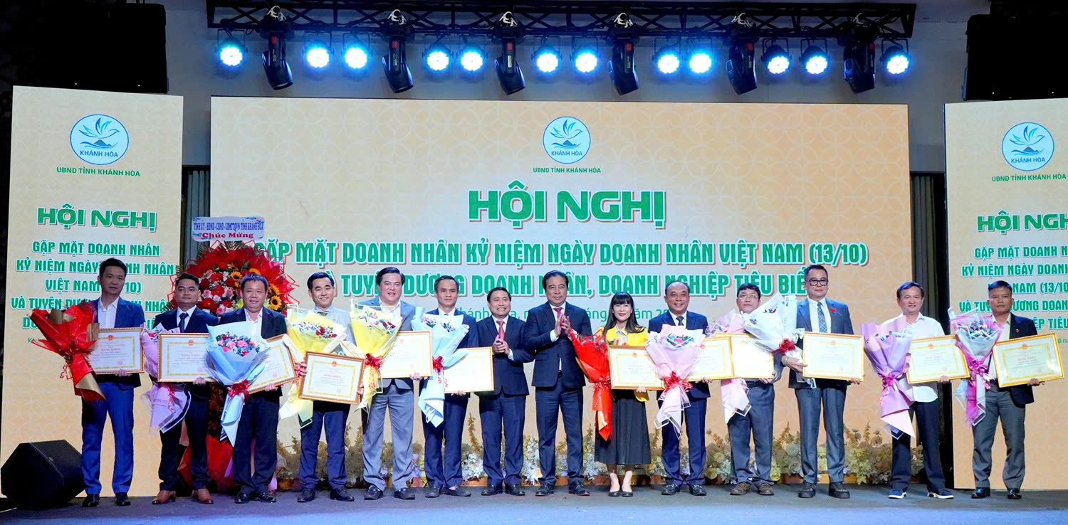 Tôn vinh 12 doanh nhân tiêu biểu tiên phong trên thương trường, tạo việc làm, đạt thành quả sản xuất, kinh doanh cao, đóng góp xuất sắc vào ngân sách nhà nước