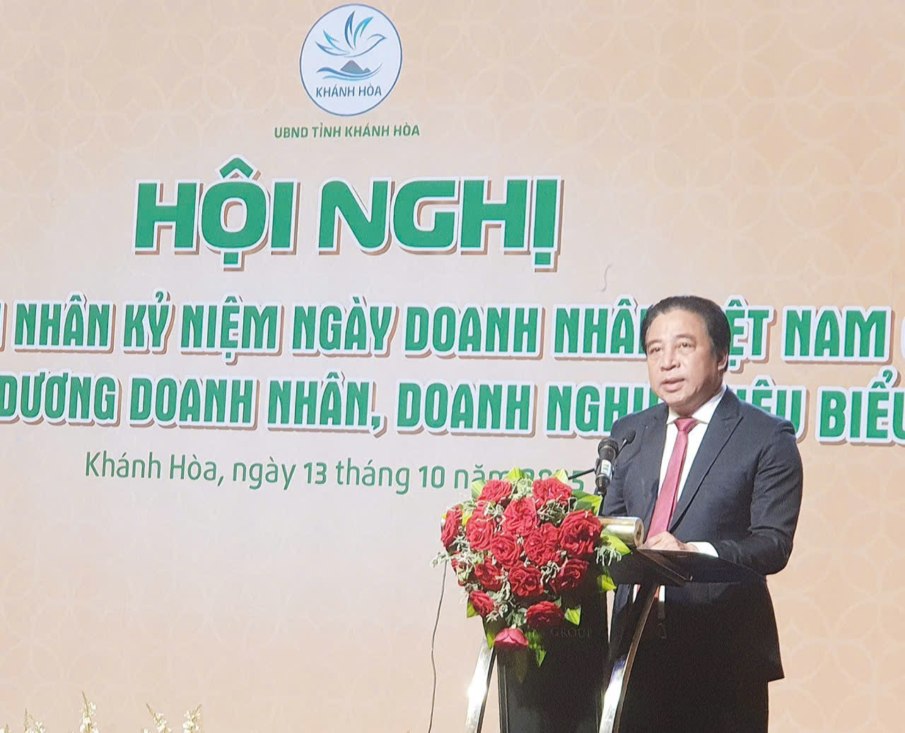 Ông Nguyễn Khắc Toàn, Phó Bí thư Tỉnh ủy, Chủ tịch UBND tỉnh Khánh Hòa phát biểu, ghi nhận, tri ân sự đóng góp của cộng đồng DN