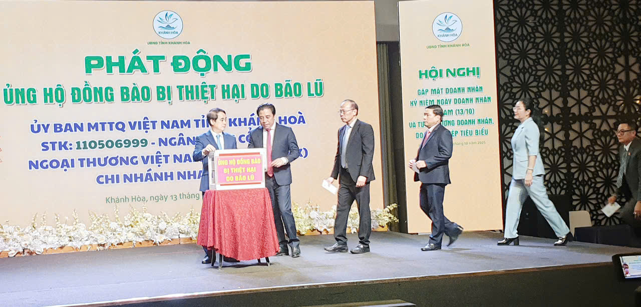 Lãnh đạo Tỉnh ủy, HĐND, UBND, UBMTTQVN tỉnh Khánh Hòa và hàng trăm doanh nhân tham dự Hội nghị hưởng ứng chương trình ủng hộ đồng bào bị thiên tai các tỉnh Miền Bắc...