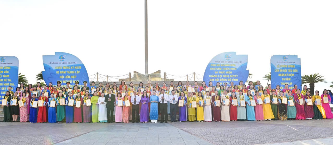 Lãnh đạo tỉnh Khánh Hòa tuyên dương các cán bộ hội LHPN tiêu biểu tại Lễ chào cờ tháng 10-2025. 