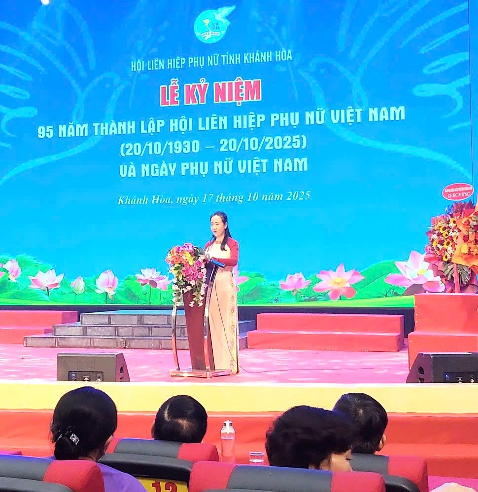 Bà Nguyễn Quỳnh Nga - Phó Chủ tịch Ủy ban MTTQ Việt Nam tỉnh, Chủ tịch Hội LHPN tỉnh Khánh Hòa phát biểu khai mạc Lễ