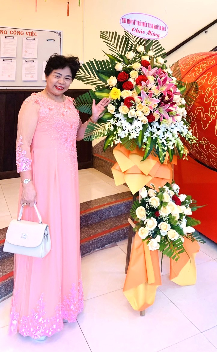 NGƯT. PGS.TS.Nguyễn Thị Thúy Hường, Chi hội trưởng Chi hội Nữ Trí thức tỉnh Khánh Hoà tham dự và đại diejn tặng hoa tại Lễ kỷ niệm