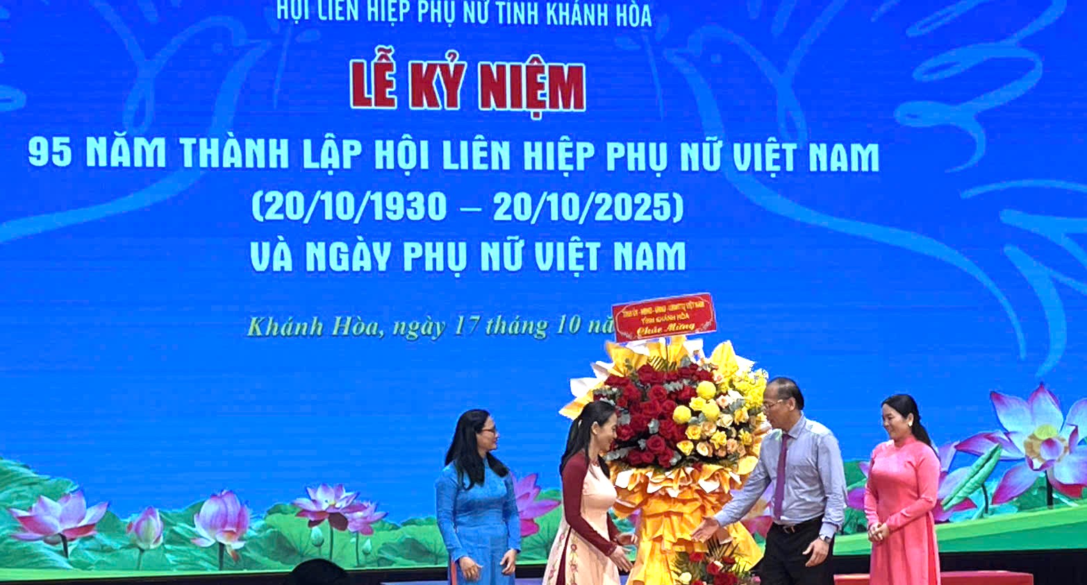 Ông Nguyễn Khắc Hà, Phó Bí thư Tỉnh ủy, Chủ tịch Ủy ban MTTQ Việt Nam tỉnh Khánh Hòa tặng hoa chúc mừng, lãnh đạo đạo Hội LHPN tỉnh Khánh Hòa đại diện nhận.