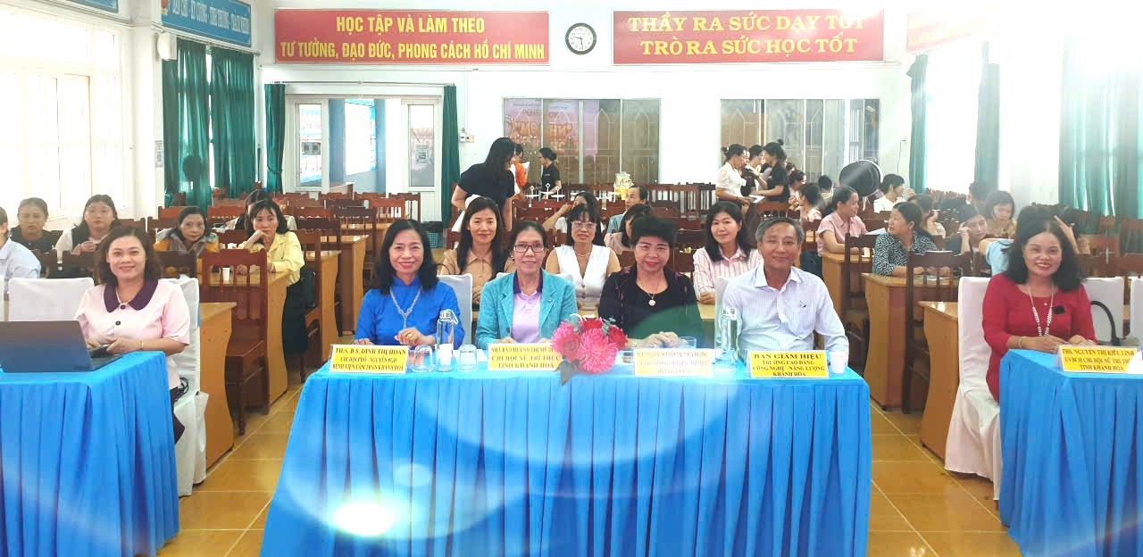 BCH Chi hội Nữ Trí thức Khánh Hòa và đại diện lãnh đạo Trường Cao đẳng Năng lượng-Công nghệ Ninh Thuận trước giờ khai mạc chương trình