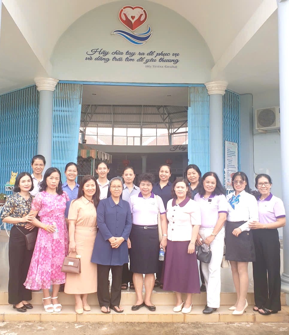 Đoàn Chi hội Nữ Trí thức tỉnh Khánh Hòa chụp hình lưu niệm cùng quý Soeur Trường Chuyên biệt Tương Lai