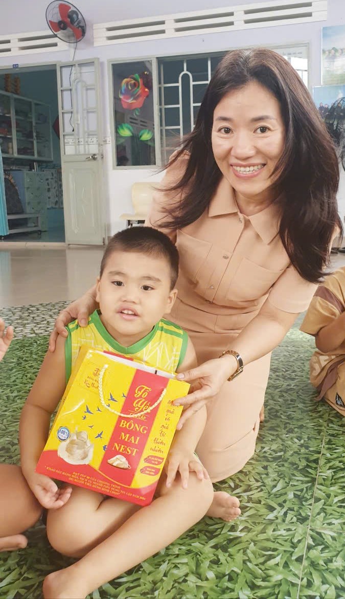 Hạnh phúc của TS.Trần Hoài Như, Chi hội trưởng Chi hội Nữ Trí thức Ninh Thuận khi trao quà cho các con