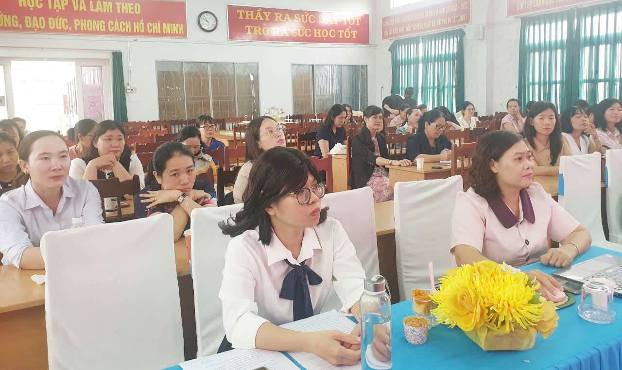 Hội viên Chi hội Nữ Trí thức Ninh Thuận lắng nghe nôi dung BS.Hoan chia sẻ