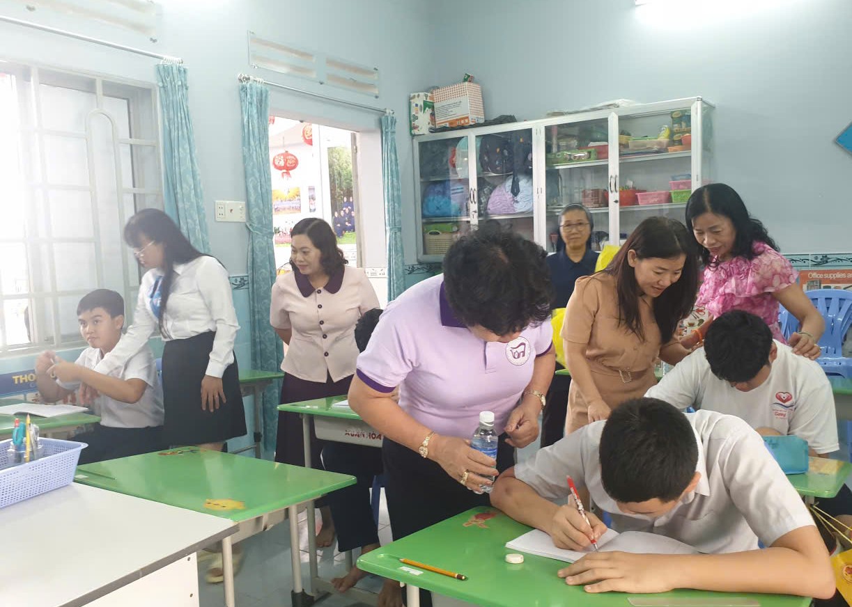 Niềm vui của các nữ trí thức khi tận mắt nhìn các con trẻ thiểu năng trí tuệ đang luyện viết chữ