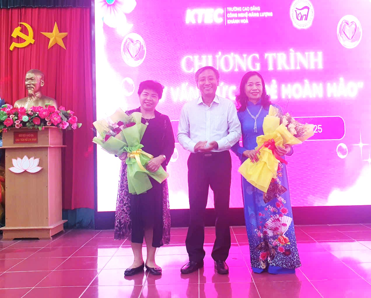 Thầy Trần Trung Dũng- Phó Hiệu trưởng Trường Cao đẳng Năng lượng- Công nghệ Ninh Thuận trao tặng hoa tri ân lãnh đạo Chi hội NTT tỉnh Khánh Hòa