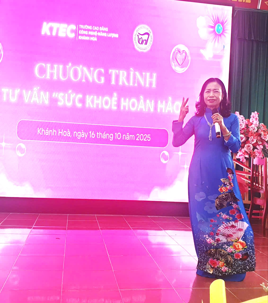 TTƯT.Ths.BS.Đinh Thị Hoan say sưa chuyển tải mọi giá trị cần thiết để chăm sóc sức khỏe hoàn hảo
