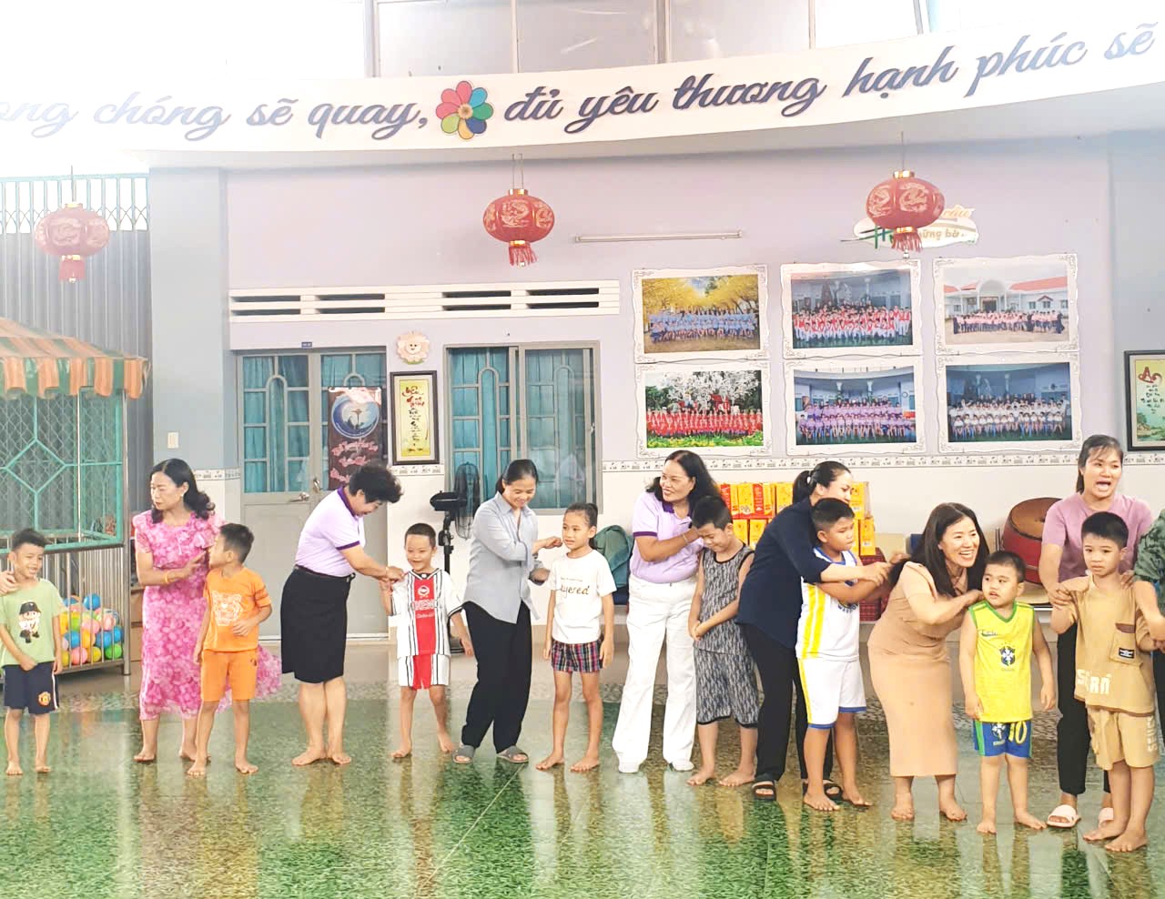 Các nữ trí thức vui chơi cùng con trẻ khuyết tật Trường Giáo dục Chuyên biệt Tương Lai