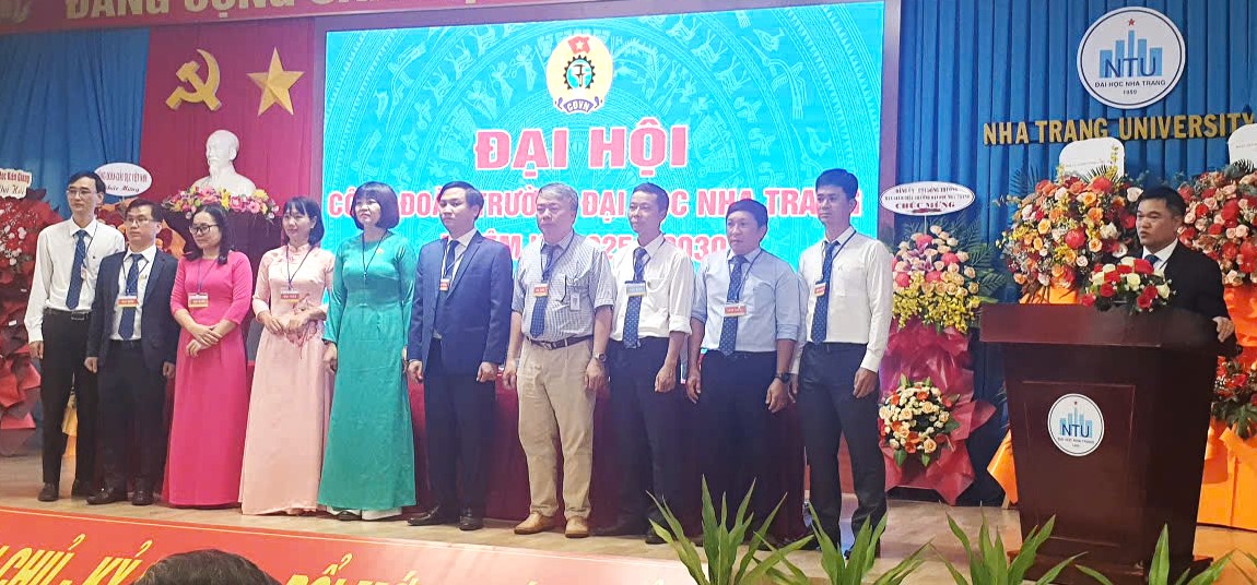 Ban chấp hành Công đoàn NTU nhiệm kỳ mới nhận nhiệm vụ và cam kết quyết tâm hòan thành.