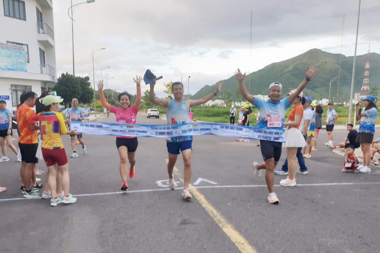 Ảnh đẹp về đích của các VĐV NTU Runners Club