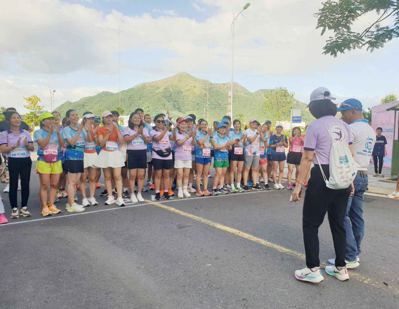 BTC giới thiệu đại diện Chi hội Nữ Trí thức của NTU Runners Club, TS.Trần Thị Mỹ Hạnh, Chi hội phó (mủ trắng)