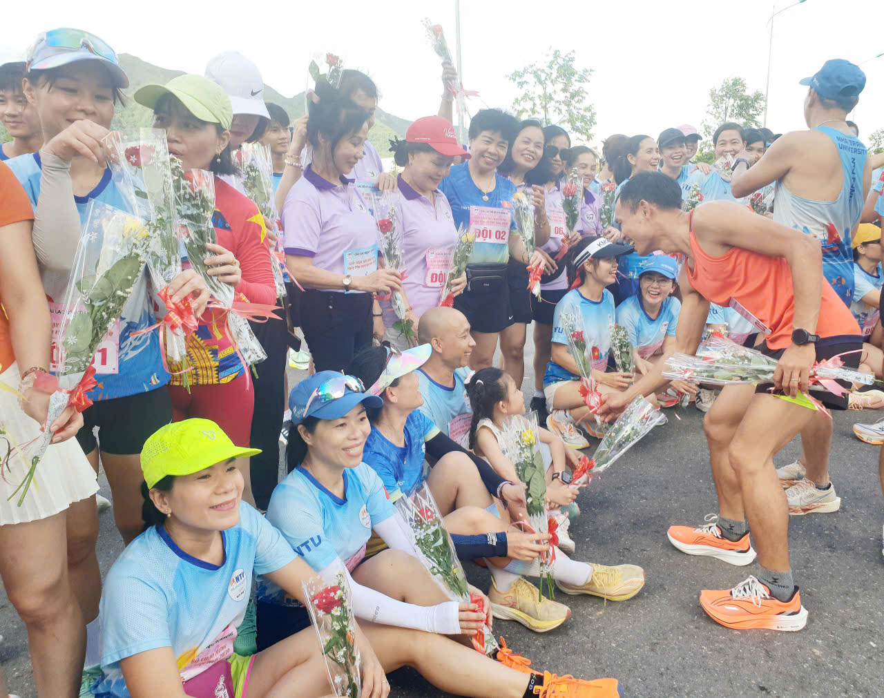 Các thành viên, vận động viên tham dự hội thi tặng hoa tri ân cho phái đẹp