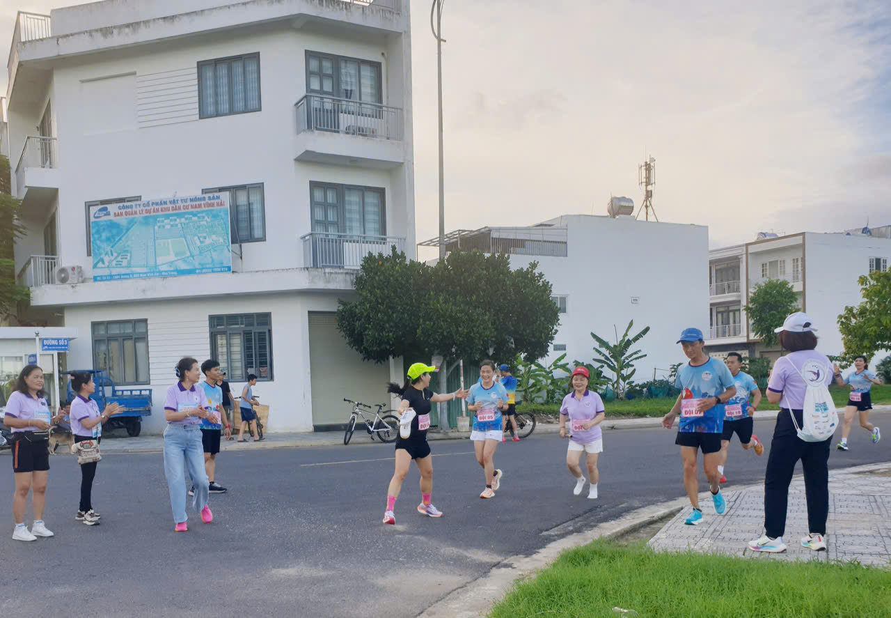 Chị Dương Thị Thanh Huyền (U70) về đích an toàn với đôi chân chỉ có vớ (vì giày hỏng trên đường đua)