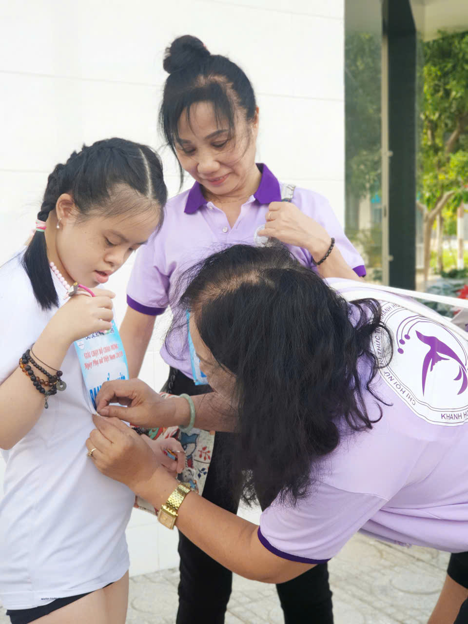 Đội hậu cần chăm sóc cho hoạt náo viên nhí