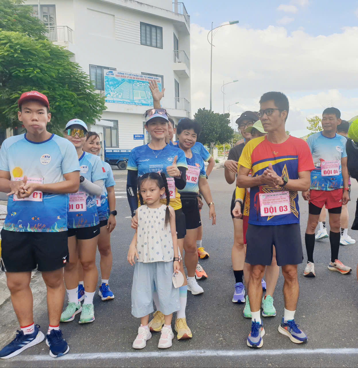 NGƯT.PGS.TS.Nguyễn Thị Thúy Hường (giơ tay cao), Chi hội trưởng Chi hội Nữ Trí thức tỉnh Khánh Hòa là vận động viên thuộc đội 2