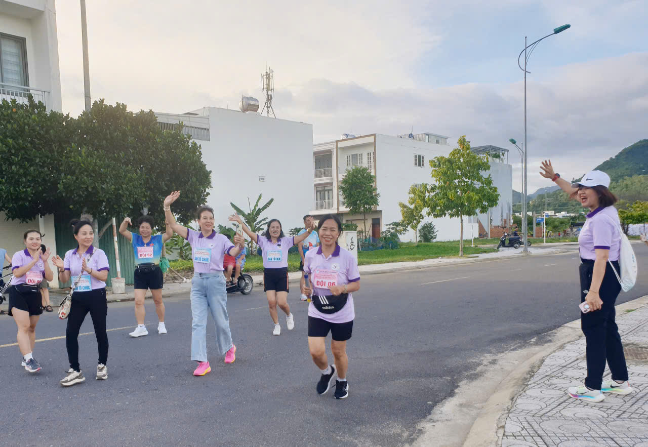 Phong độ về đích của vận động viên Đinh Thị Hoan (U70), người mỗi ngày chạy 8-10km chưa đến 60', mỗi ngày cuối tháng 21km với gần 180'