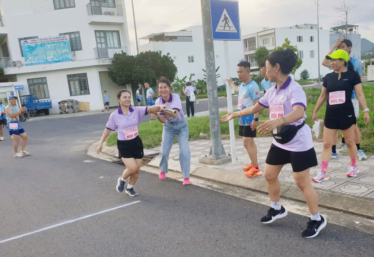 VĐV, hội viên NTT Runners Club Nguyễn Hoàng Giang đã về đích và đồng đội Đinh Thị Hoan tiếp chỉ, tiếp sức chạy vòng 2