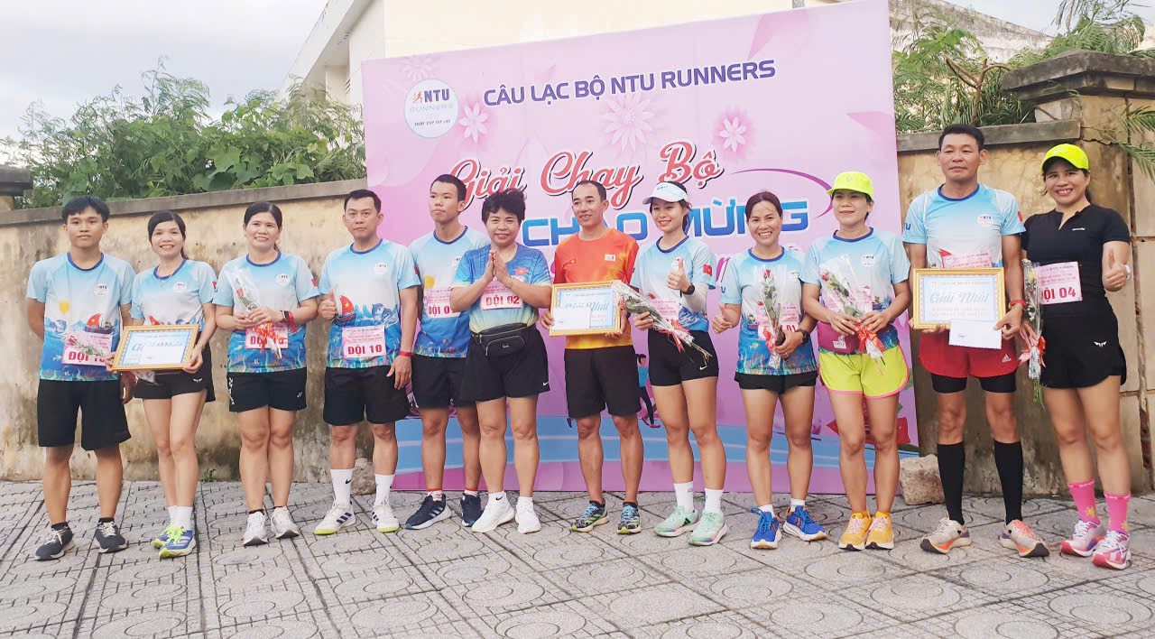 NGƯT.PGS.TS.Nguyễn Thị Thúy Hường, Chi hội trưởng Chi hội Nữ Trí thức tỉnh Khánh Hòa (giữa) trao giải Nhất cho 2 đội thi đồng giải