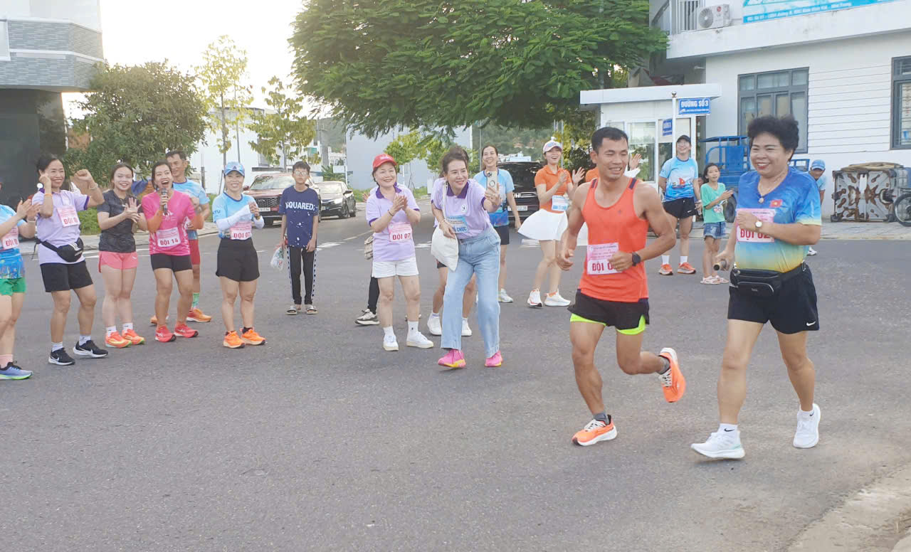 NGƯT.PGS.TS.Nguyễn Thị Thúy Hường, Chi hội trưởng Chi hội Nữ Trí thức tỉnh Khánh Hòa (phải) đang trên đường về đích