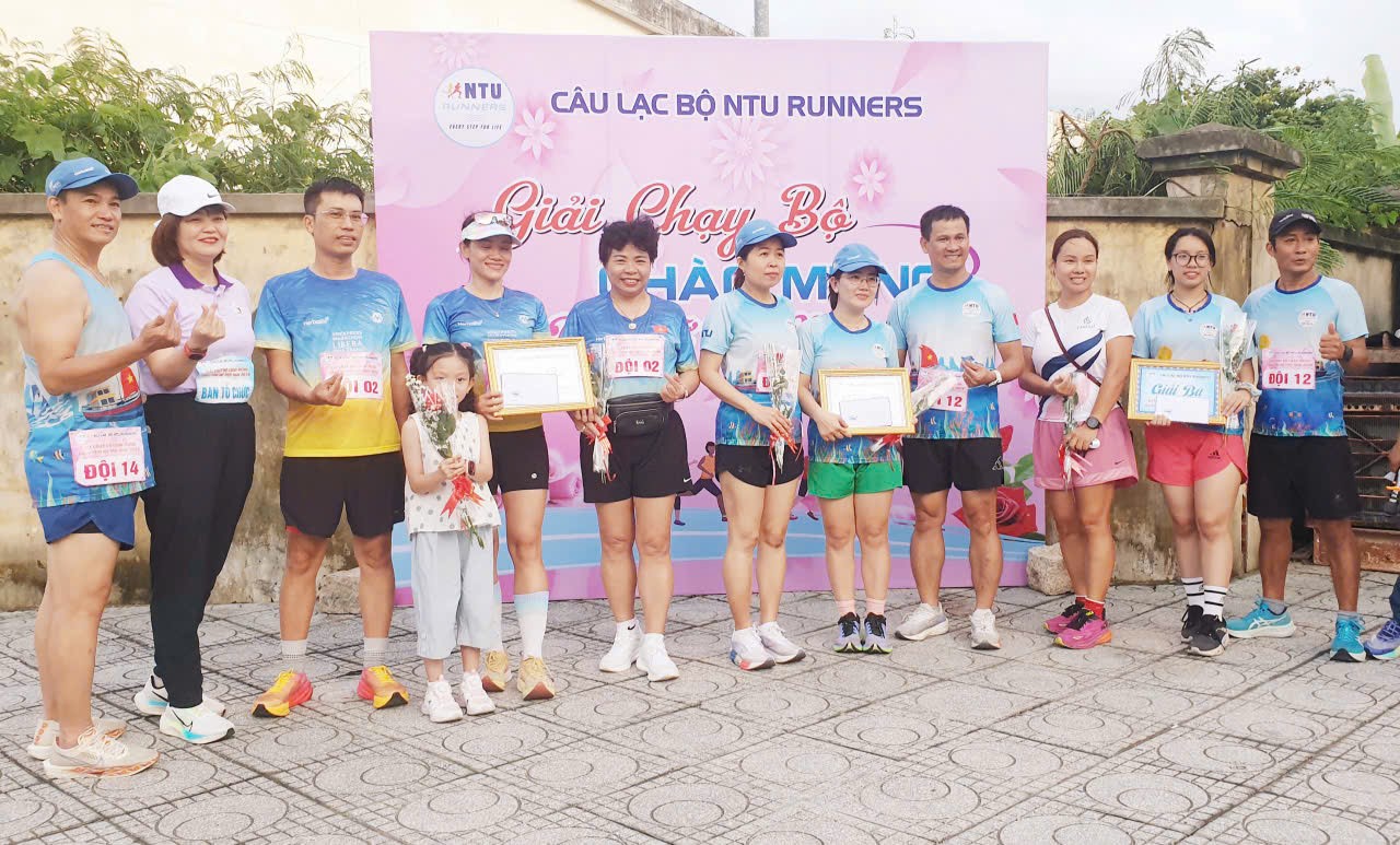 TS.Trần Thị Mỹ Hạnh, Chi hội phó Chi hội Nữ Trí thức tỉnh Khánh Hòa (trái,mủ trắng) trao giải Nhì cho đội NGƯT.PGS.TS.Nguyễn Thị Thúy Hường, Chi hội trưởng Chi hội Nữ Trí thức tỉnh Khánh Hòa (giữa, đội 02) lên nhận giải cùng đông đội