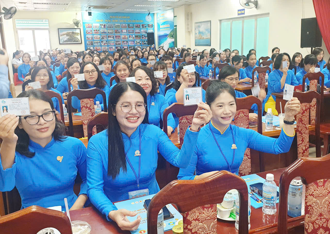 100% đại biểu tham dự Đại hội nhất trí với Dự thảo Văn kiện Đại hội phụ nữ cấp trên và Điều lệ Hội LHPN Việt Nam sửa đổi, bổ sung.