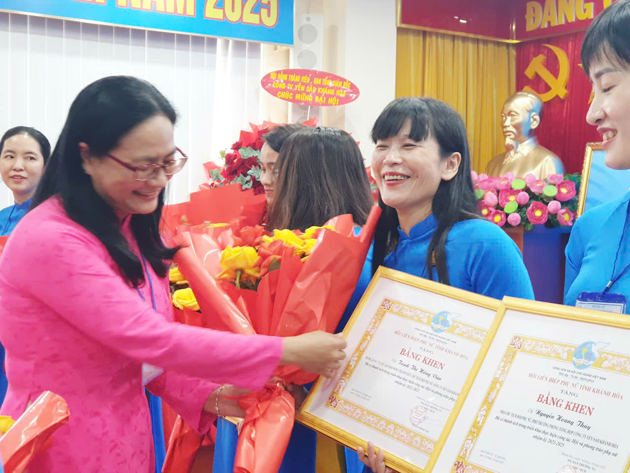 Bà Nguyễn Hoàng Vân Hạ- Phó Chủ tịch Hội LHPN tỉnh Khánh Hòa trao Bằng khen cá nhân xuất sắc cho bà Trịnh Thị Hồng Vân- Chủ tịch Hội đồng Thành viên, Chủ tịch Hội Phụ nữ Công ty Yến sào Khánh Hòa.
