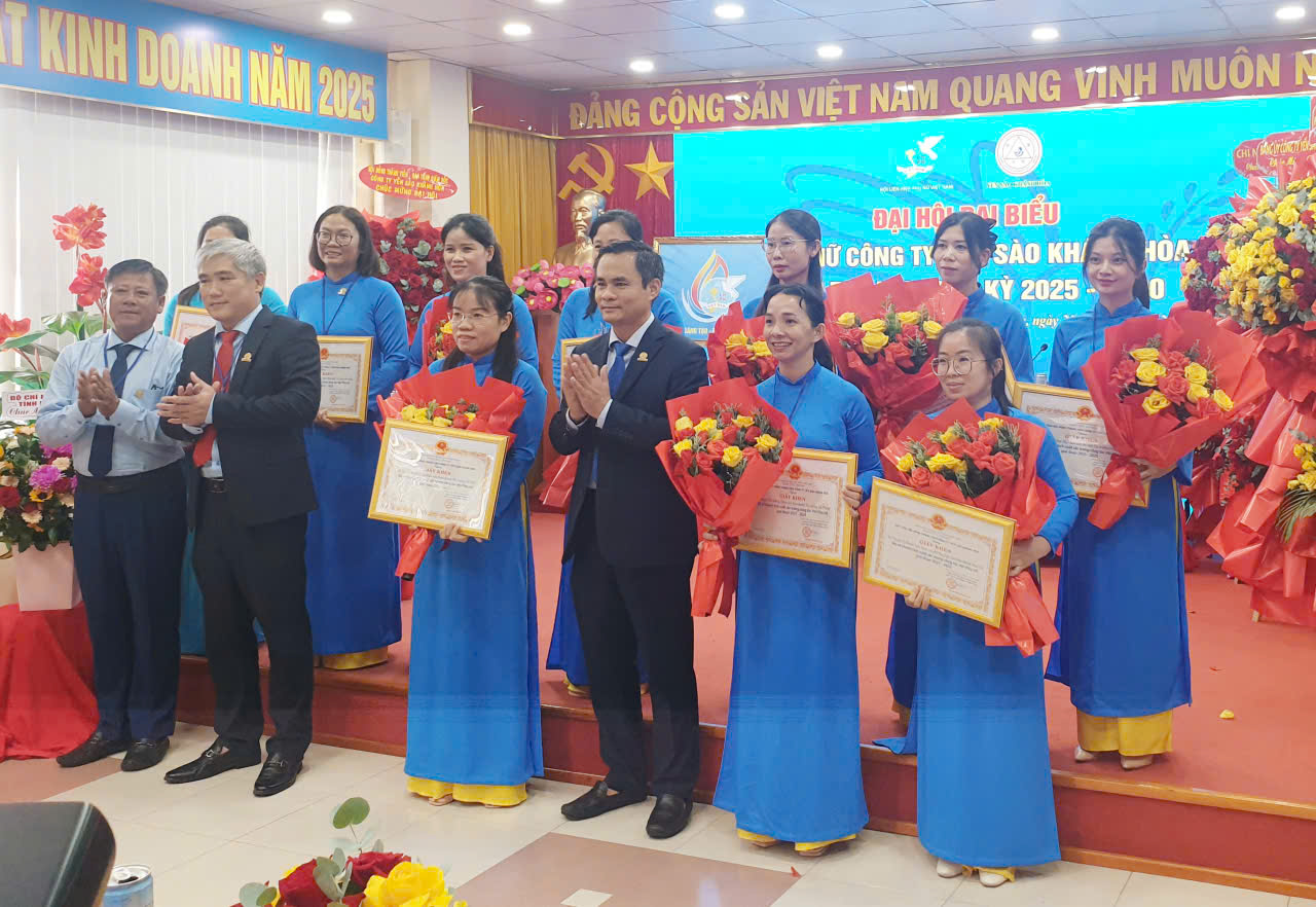 Lãnh đạo Công ty Yến sào Khánh Hòa trao Giấy cho các hội viên phụ nữ tiêu biểu của Công ty.