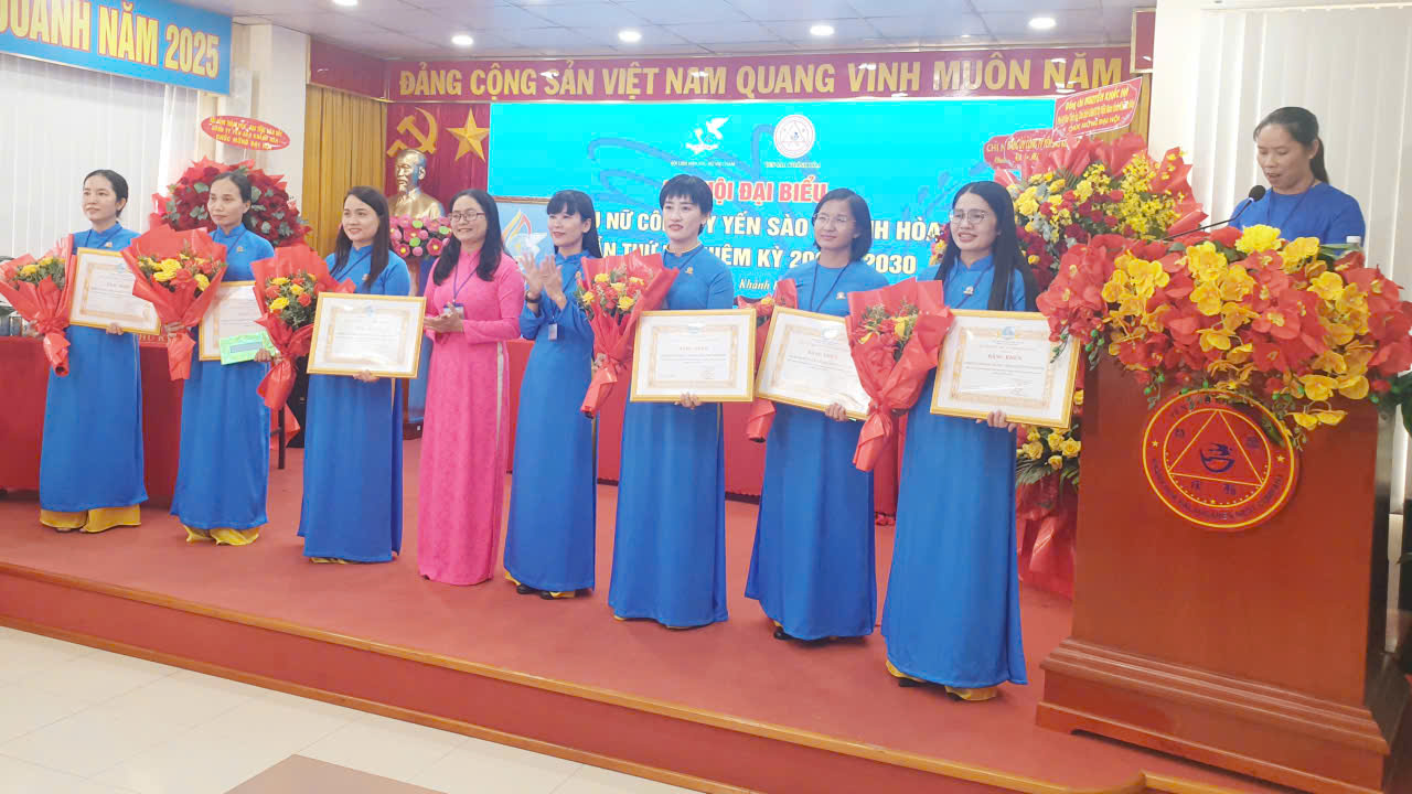 Bà Nguyễn Hoàng Vân Hạ- Phó Chủ tịch Hội LHPN tỉnh Khánh Hòa (áo dài hồng) và bà Trịnh Thị Hồng Vân- Chủ tịch Hội đồng Thành viên, Chủ tịch Hội Phụ nữ Công ty Yến sào Khánh Hòa (giữa) trao Bằng khen của Hội LHPN tỉnh cho đại diện 6 tập thể xuất sắc.