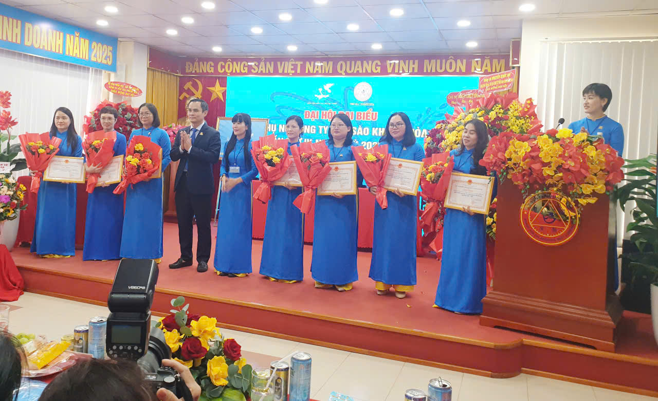 Bà Trịnh Thị Hồng Vân- Chủ tịch Hội đồng Thành viên, Chủ tịch Hội Phụ nữ Công ty Yến sào Khánh Hòa và ông Nguyễn Thanh Hải- Tổng Giám đốc Công ty trao Giấy khen cho đại diện 7 tập thể xuất sắc.