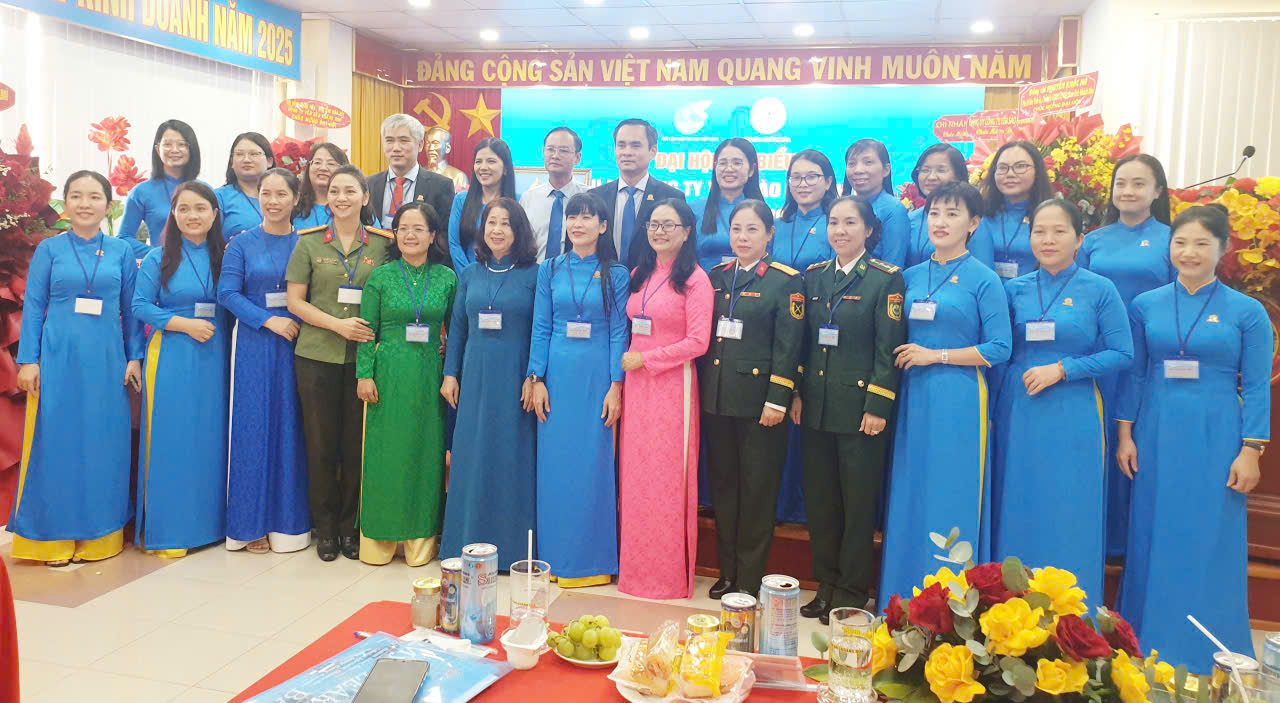 BCH Hội Phụ nữ nhiệm kỳ mới chụp hình lưu niệm cùng lãnh đạo Công ty Yến sào Khánh Hòa, lãnh đạo Hội LHPN và các đại biểu nữ của lực lượng vũ trang tham dự Đại hội.