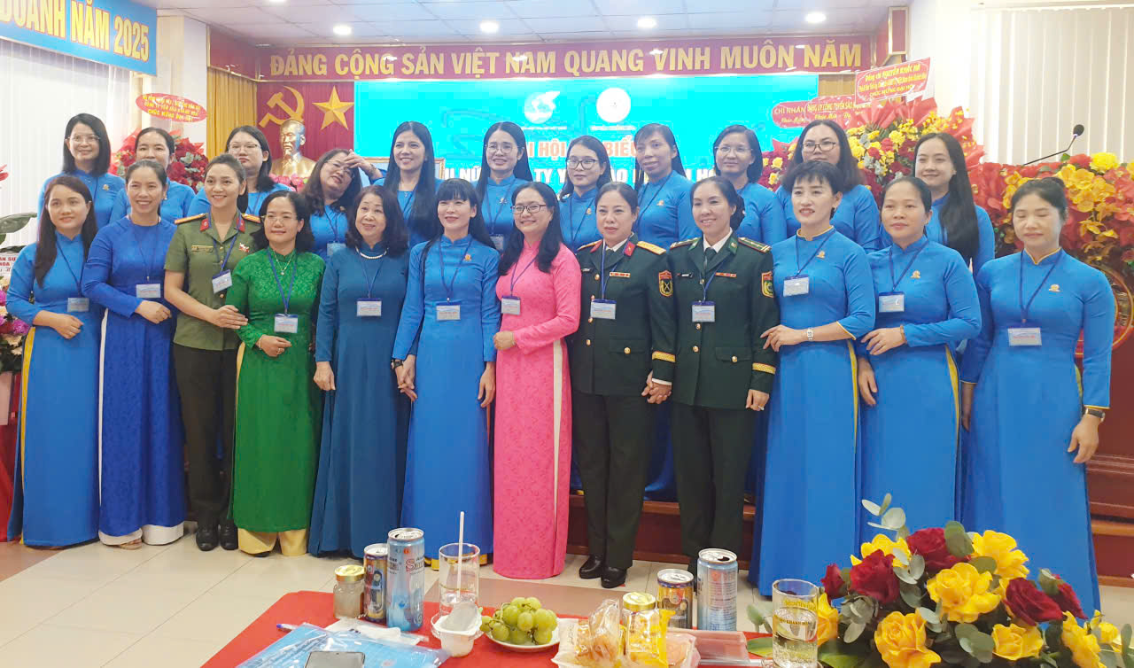 BCH Phụ nữ Công ty Yến sào Khánh Hòa nhiệm kỳ mới chụp hình lưu niệm cùng các đại biểu khách mời nữ.