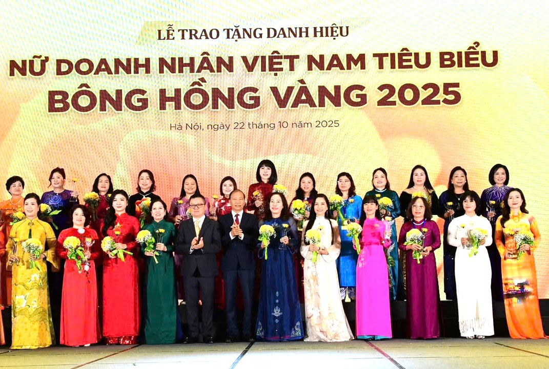 Bà Trịnh Thị Hồng Vân- Chủ tịch HĐTV Công ty Yến sào Khánh Hòa (áo dài hồng) trong lễ vinh danh