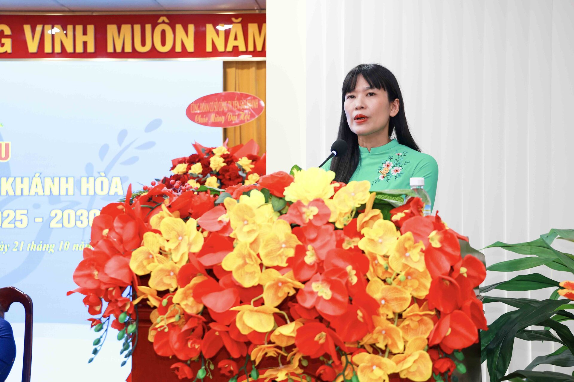 Người phụ nữ mạnh mẽ, kiên cường khác biệt với vẻ ngoài xinh xắn mong manh