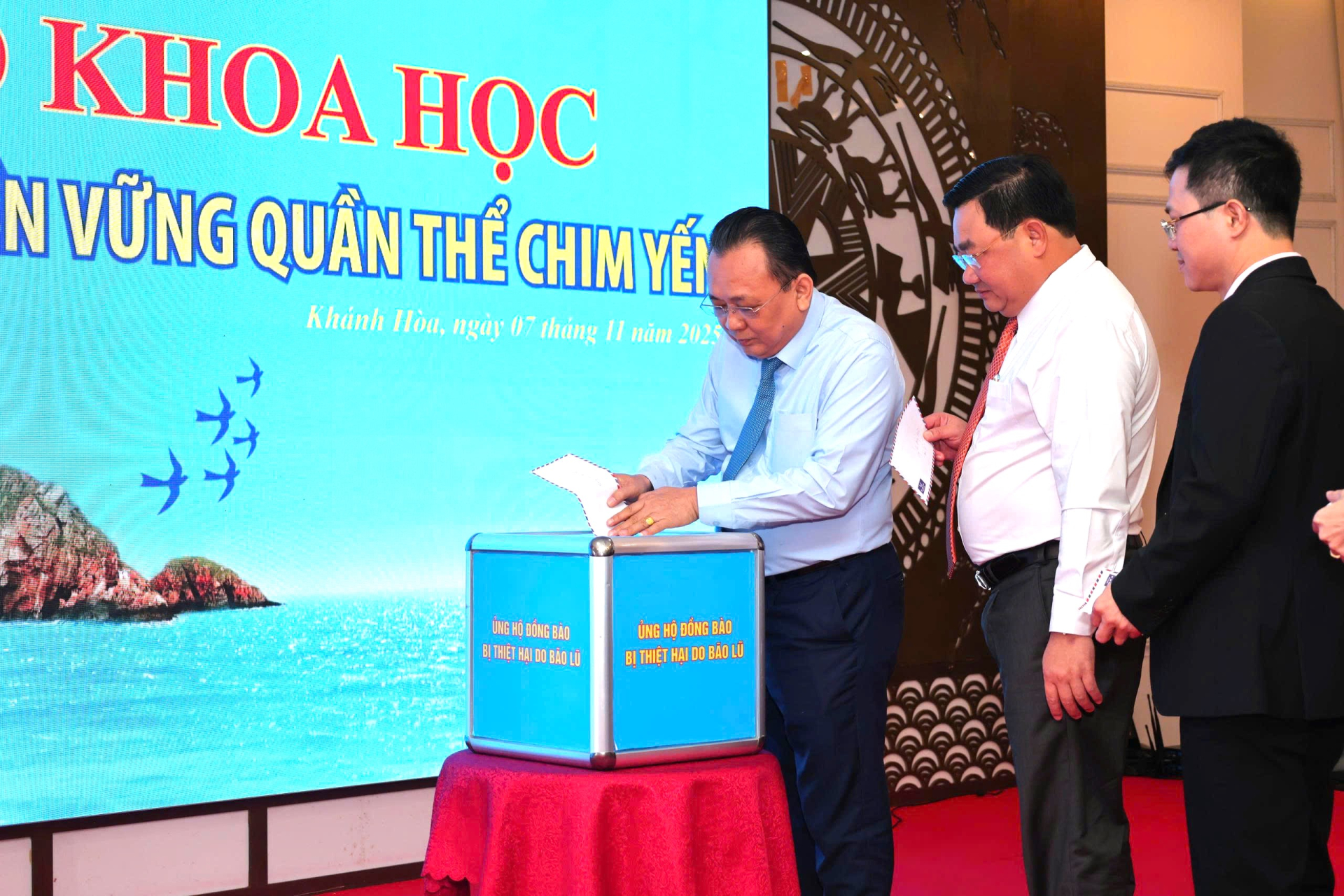 Các đại biểu tham dự hội thảo đóng góp ủng hộ đồng bào vùng lũ