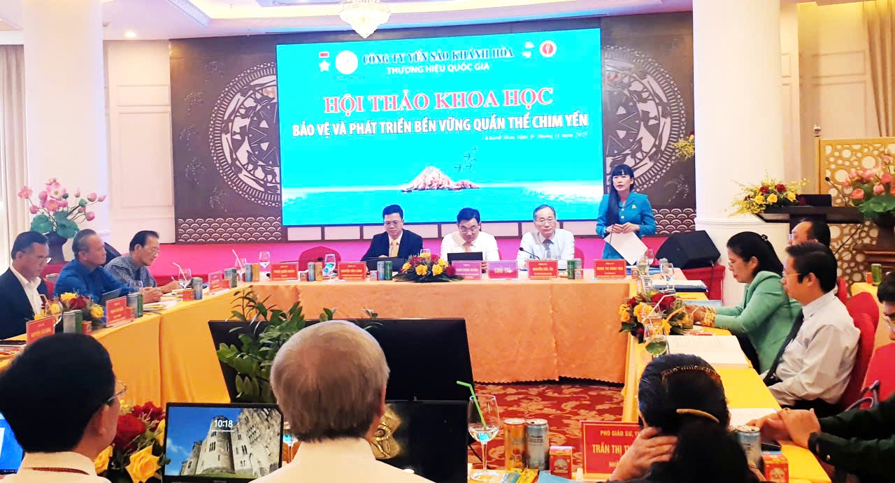 ThS. Trịnh Thị Hồng Vân, Chủ tịch HĐTV Công ty Yến sào Khánh Hòa, thành viên ban chủ trì hội thảo đang tham gia điều hành