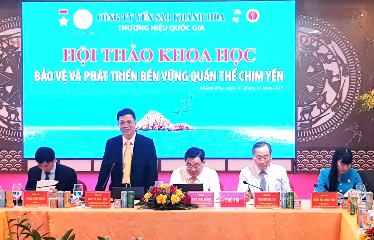 TS.Nguyễn Văn Long, Vụ trưởng Vụ Khoa học và Công nghệ- Bộ Nông nghiệp và Môi trường (đứng) đang tham gia chủ trì hội thảo