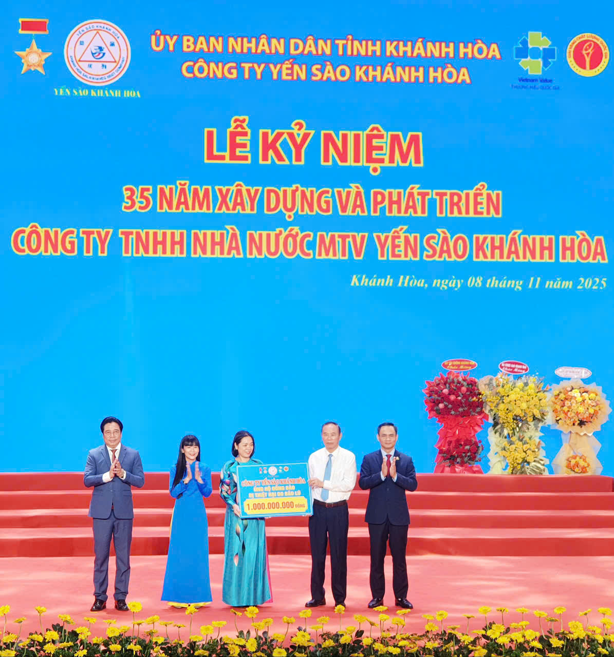 Ông Phùng Đức Tiến, Thứ trưởng Bộ Nông nghiệp và Môi trường (áo trắng) và Chủ tịch tỉnh Khánh Hòa đại diện cùng lãnh đạo Công ty trao ủng hộ người dân vùng bão lũ 1 tỷ đồng cho bà Thu Mai, Phó Chủ tịch UBMTTQ Việt Nam tỉnh Khánh Hòa đại diện nhận.