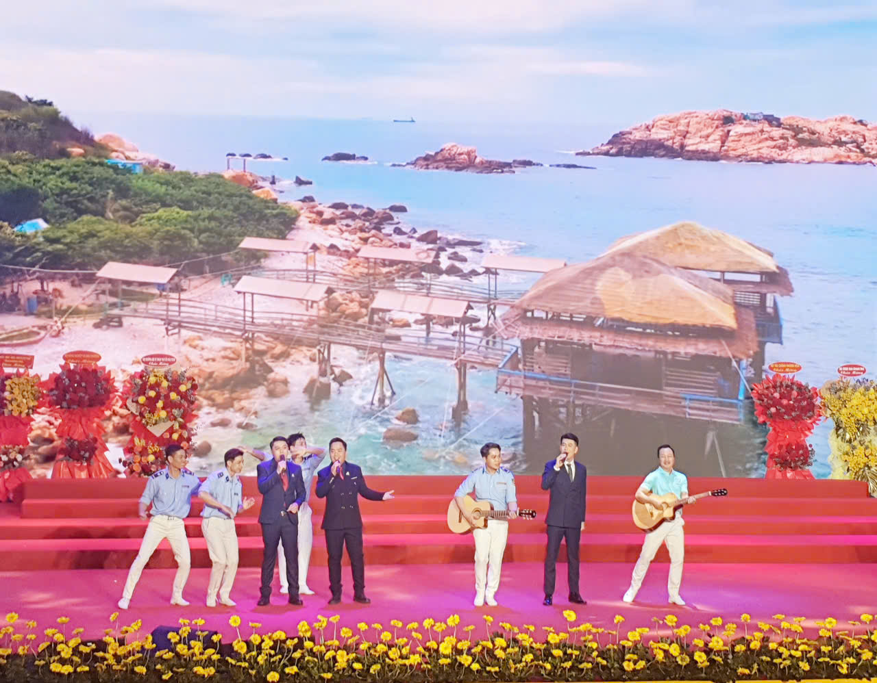 Tiết mục biểu diễn của các thành viên Yến sào Khánh Hòa đang tái hiện không gian hạnh phúc trên đảo Yến hữu tình...