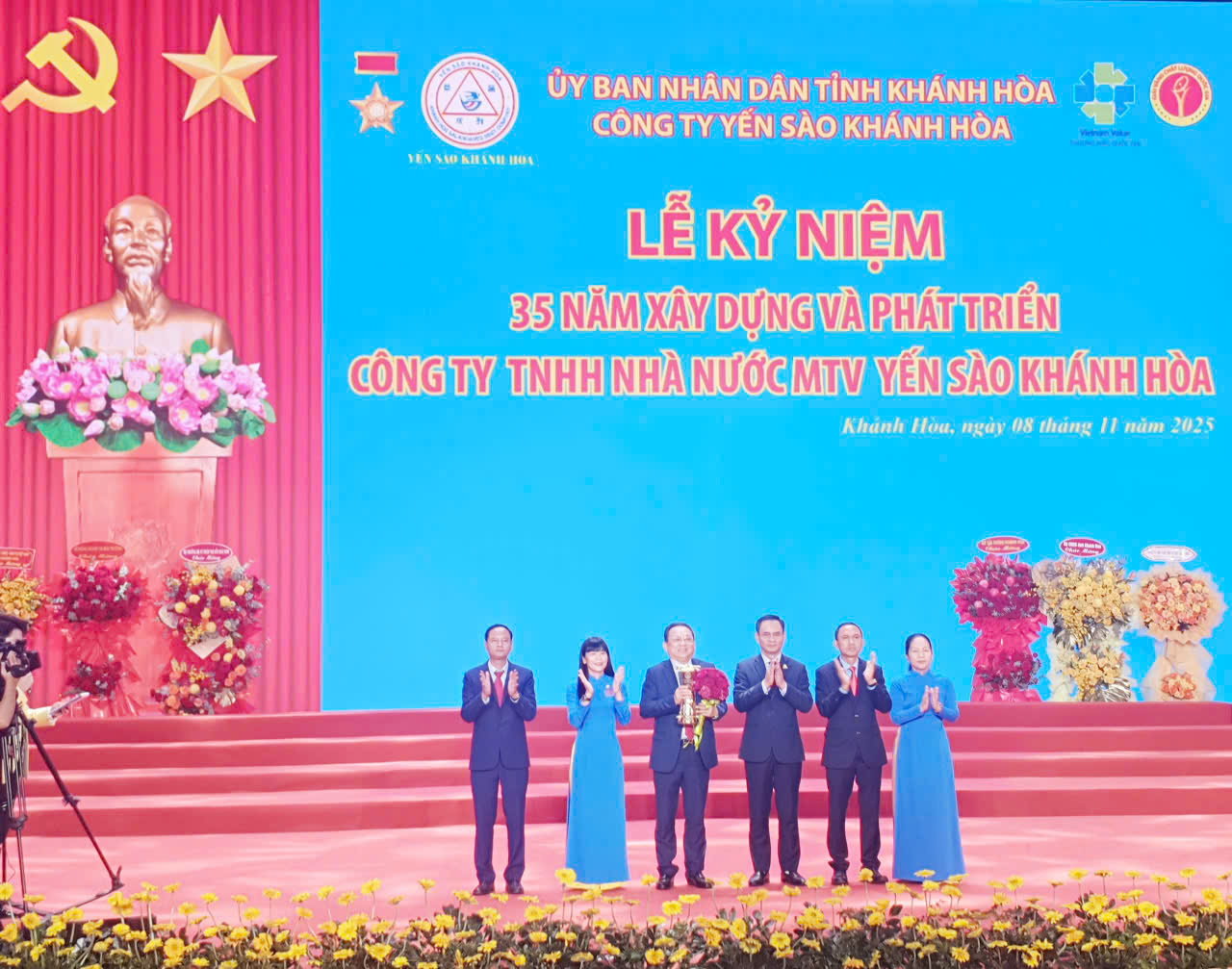 Lãnh đạo Công ty Yến sào Khánh Hòa đương nhiệm trao Cúp Tri ân cho Ths.Lê Hữu Hoàng, nguyên Chủ tịch HĐTV, người sáng lập thương hiệu Yến sào Khánh Hòa