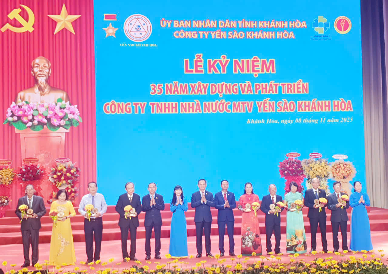 Lãnh đạo Công ty Yến sào Khánh Hòa trao Kỷ niệm chương 35 năm cho cựu cán bộ lãnh đạo Công ty qua các thời kỳ